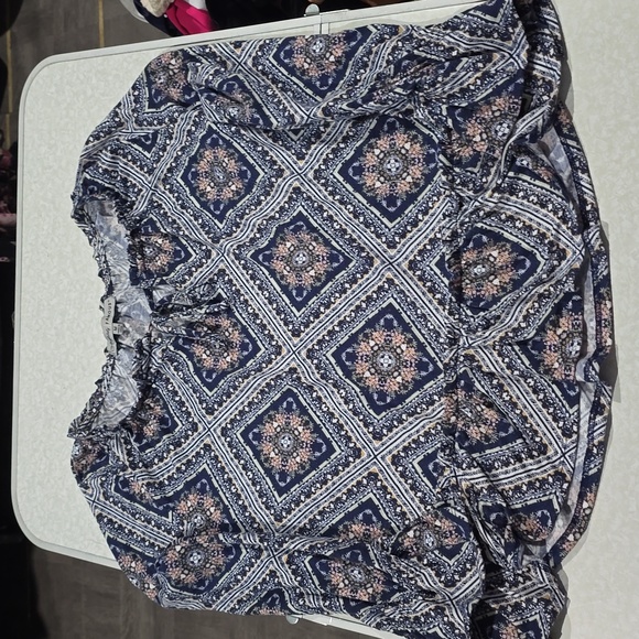 Absolutely Famous Blue and Pink Geometric Long SleeveBlouse Size Medium - Picture 10 of 14